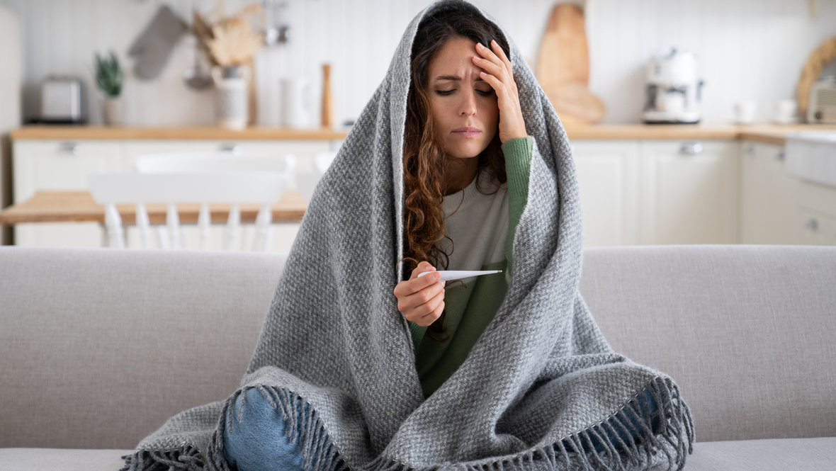 Девушка болеет дома