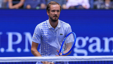 Медведев выиграл первый матч с конца июля. С новым тренером удачно начал турнир в Ханчжоу