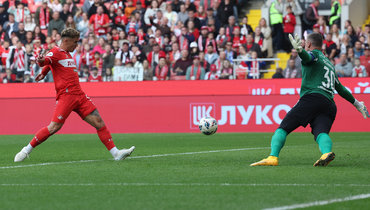 Нападающий «Спартака» Манфред Угальде забивает первый мяч в ворота Сергея Песьякова в матче с «Крыльями Советов» (2:1).