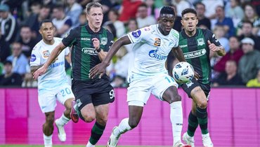 Нападающий «Зенита» Луис Энрике (в центре) в матче против «Краснодара».