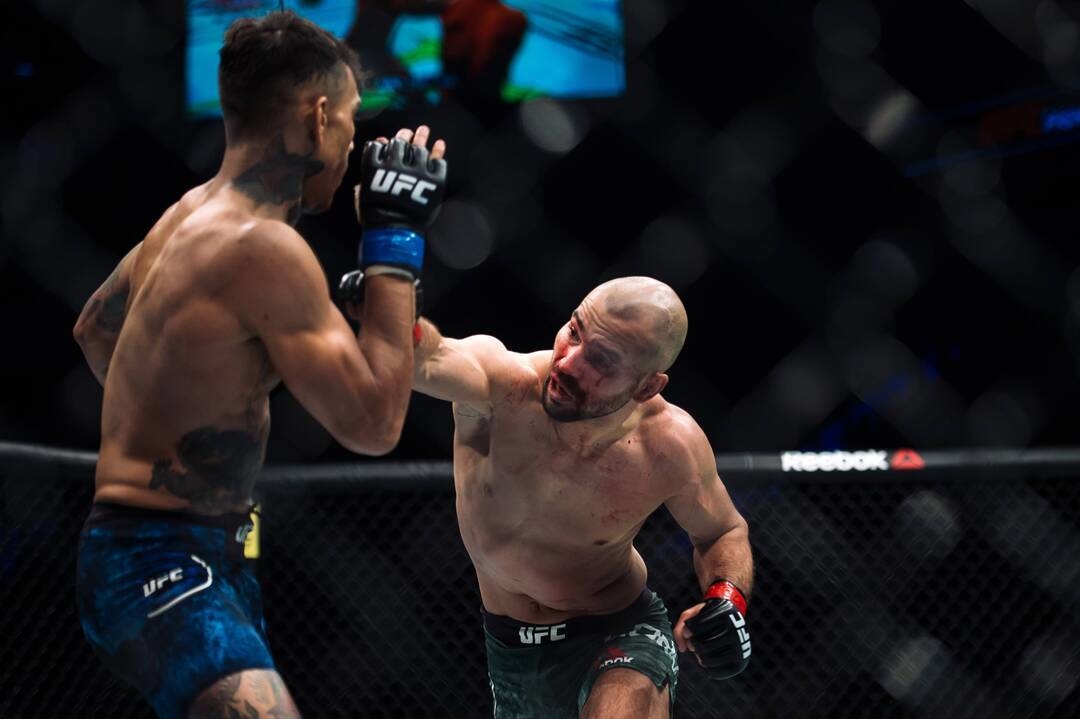 Артем Лобов в поединке с Андре Фили.