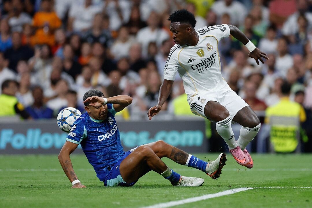 Винисиус Жуниор (справа) в матче против «Марселя» в Лиге чемпионов.
