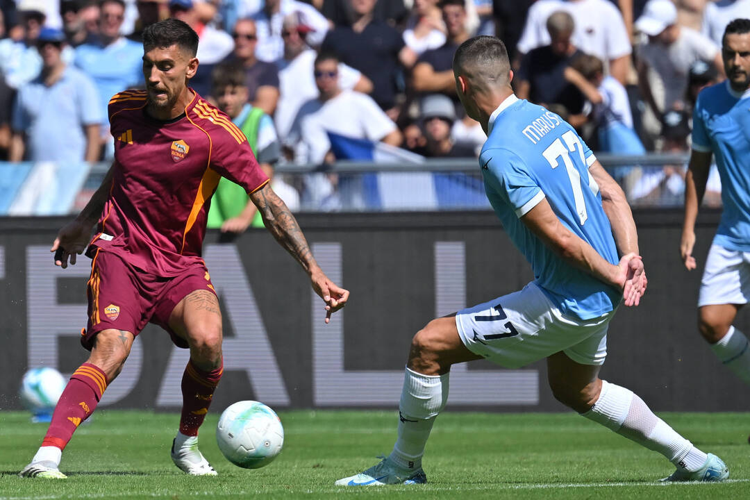 Полузащитник «Ромы» Лоренцо Пеллегрини (слева) в матче против «Лацио».