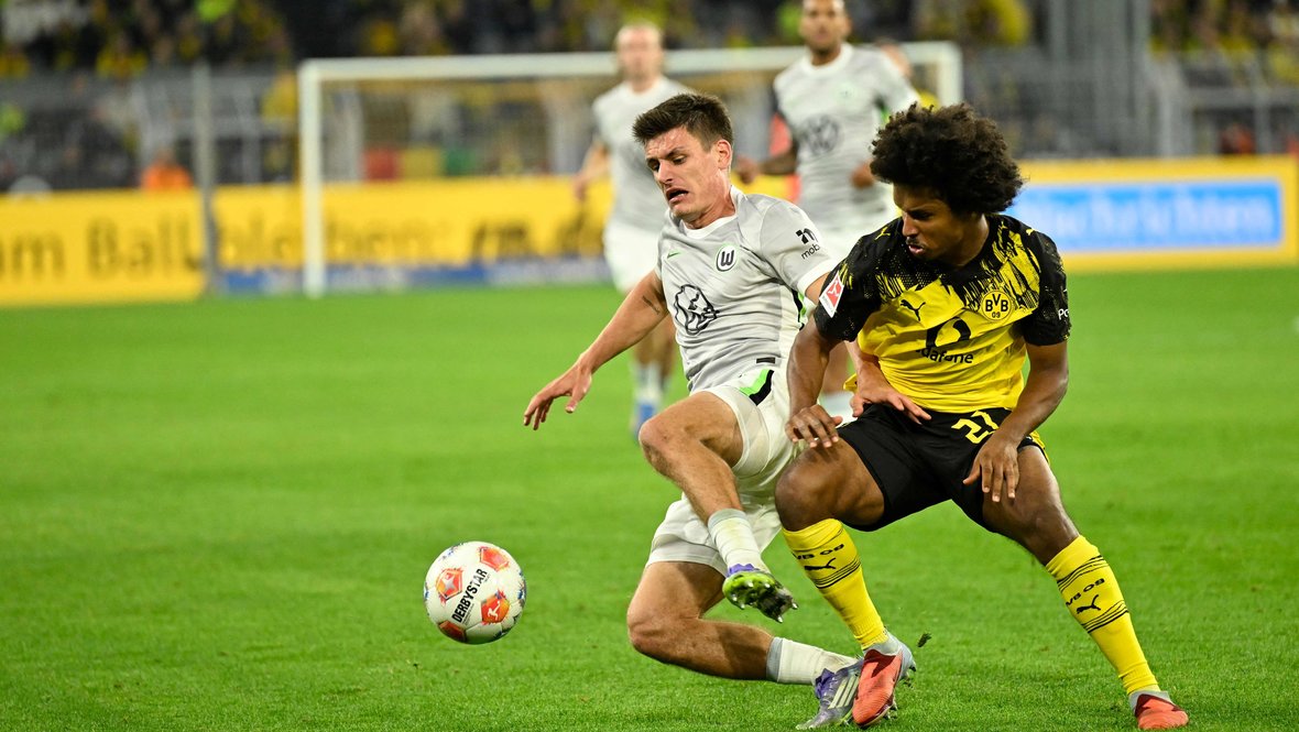 Нападающий «Боруссии» Д Карим Адейеми (справа) в матче против «Вольфсбурга».