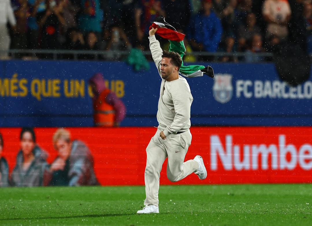 Болельщик с флагом Палестины.