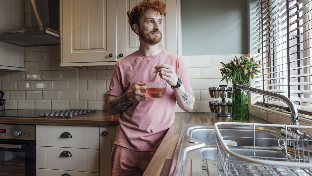 Мужчина пьет чай