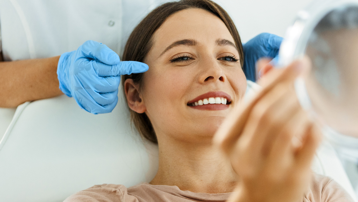 Красивая девушка у косметолога