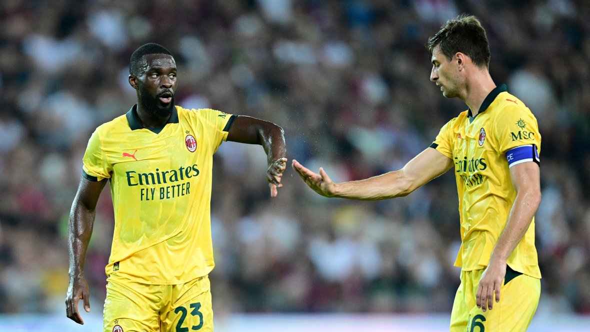 Игроки «Милана» Фикайо Томори и Маттео Габбия.