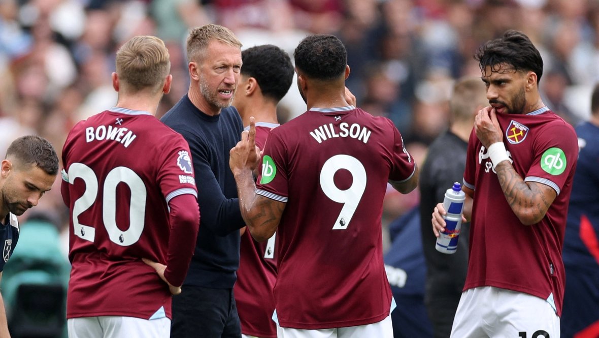 Грэм Поттер дает указания игрокам «Вест Хэма» в матче с «Кристал Пэлас».