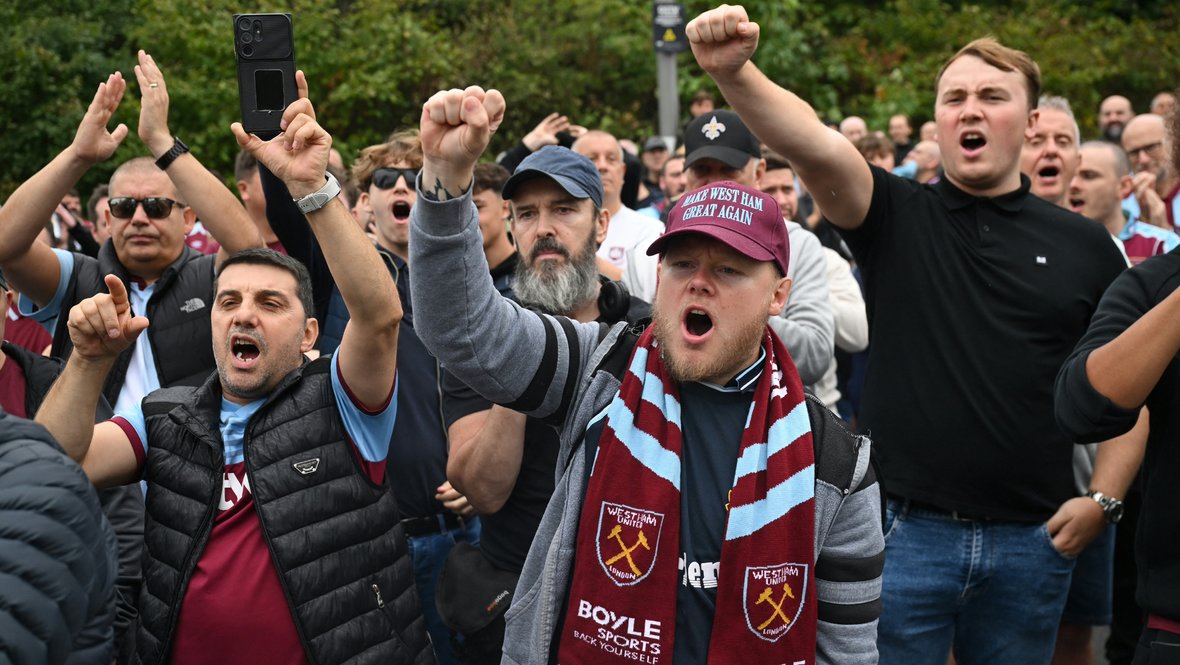 Фанаты «Вест Хэма» устроили акцию протеста против руководства клуба.