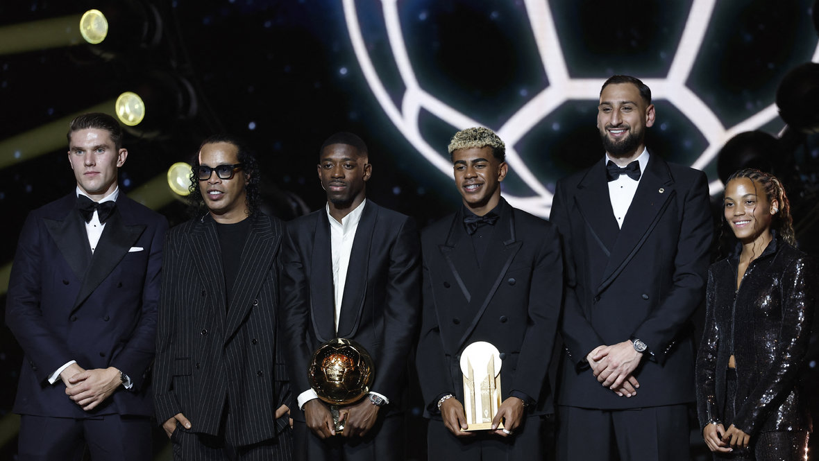 Усман Дембеле и Ламин Ямаль (в центре) после церемонии вручения «Золотого мяча» — 2025.