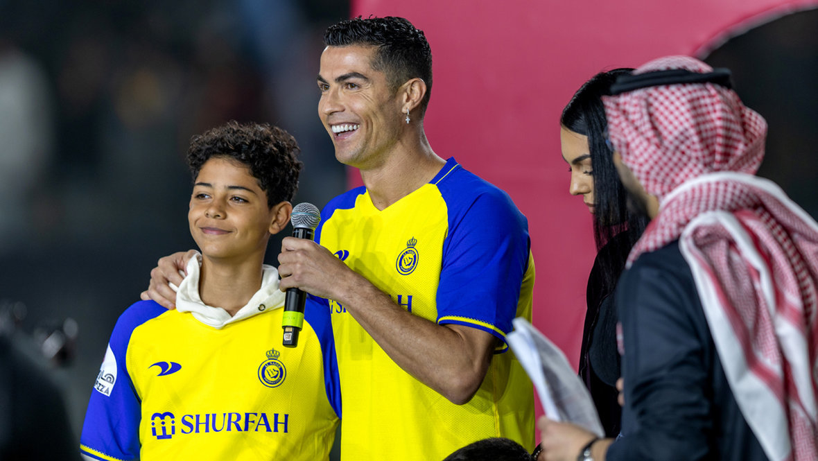 Криштиану Роналду с сыном Криштиану Роналду — младшим.