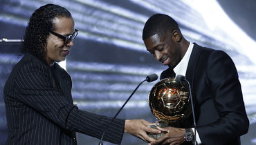 Роналдиньо вручает «Золотой мяч» Усману Дембеле.