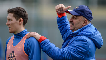 Далер Кузяев и Станислав Черчесов.