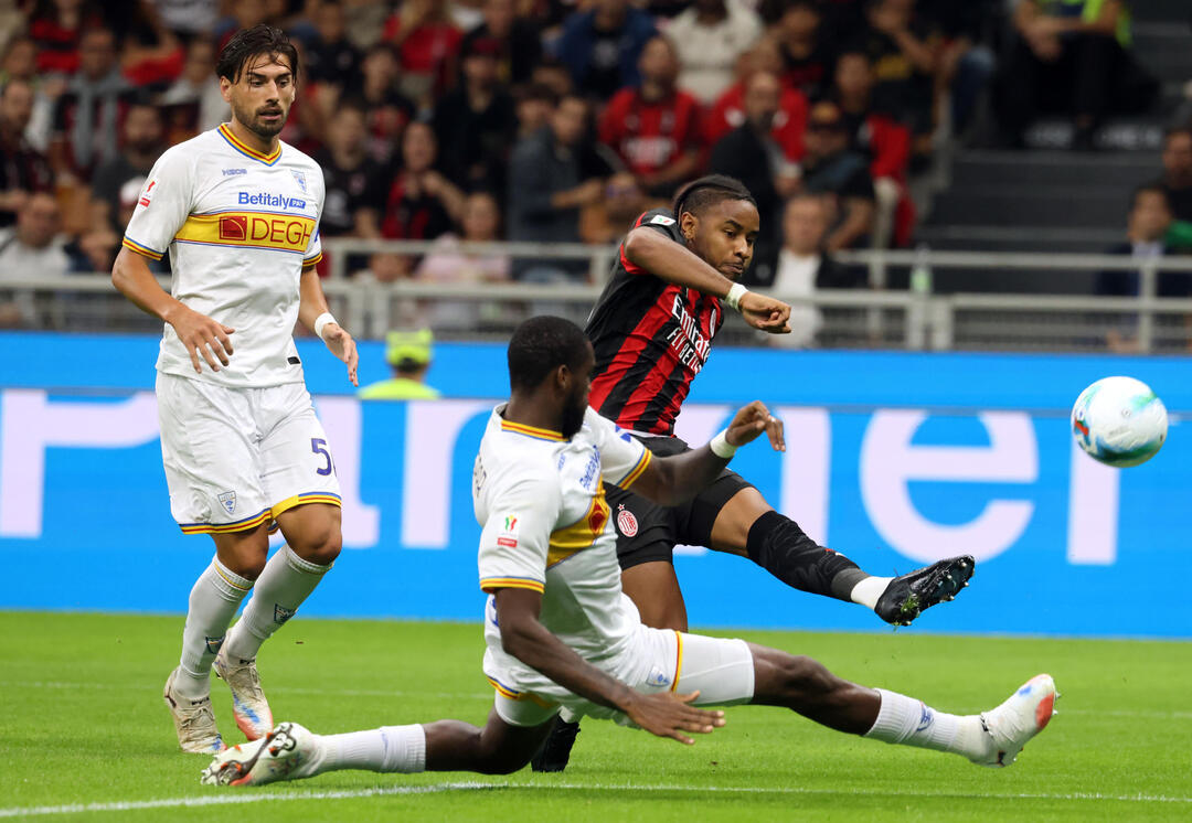 Полузащитник «Милана» Кристофер Нкунку забивает гол в ворота «Лечче».