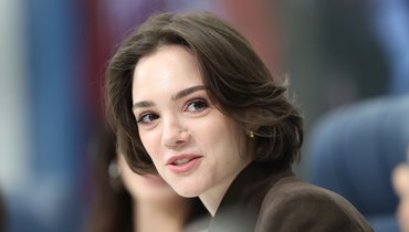 Евгения Медведева сыграла в нарды и рассказала об общении с Александром Овечкиным