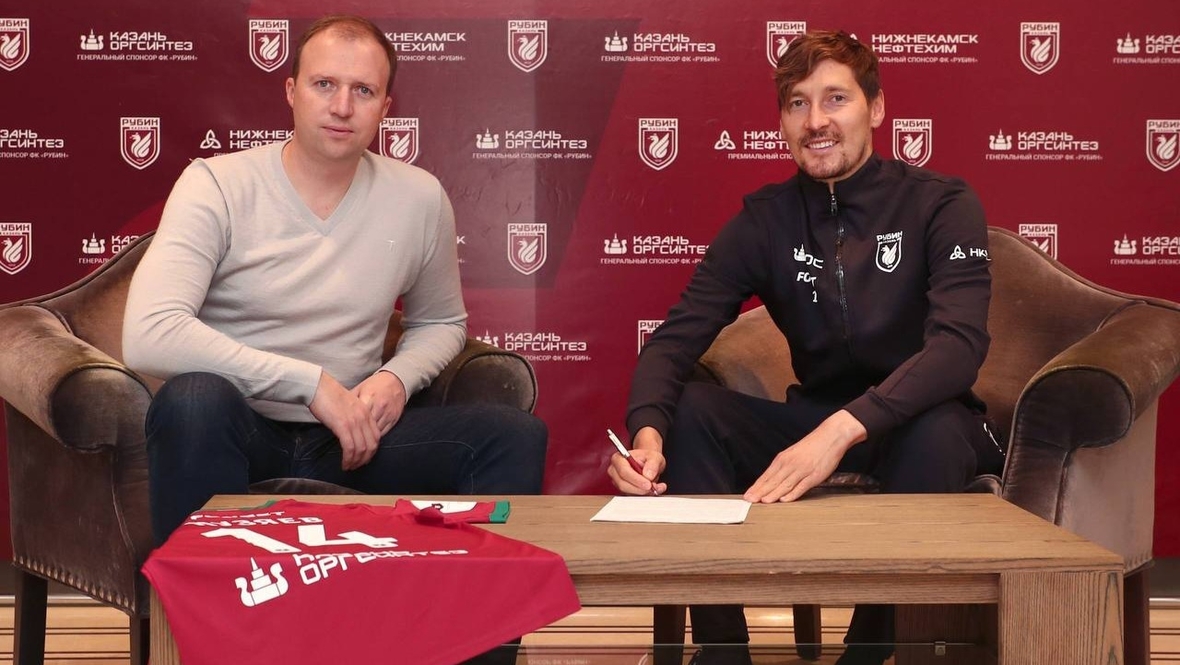 Далер Кузяев (справа) подписывает контракт с «Рубином».