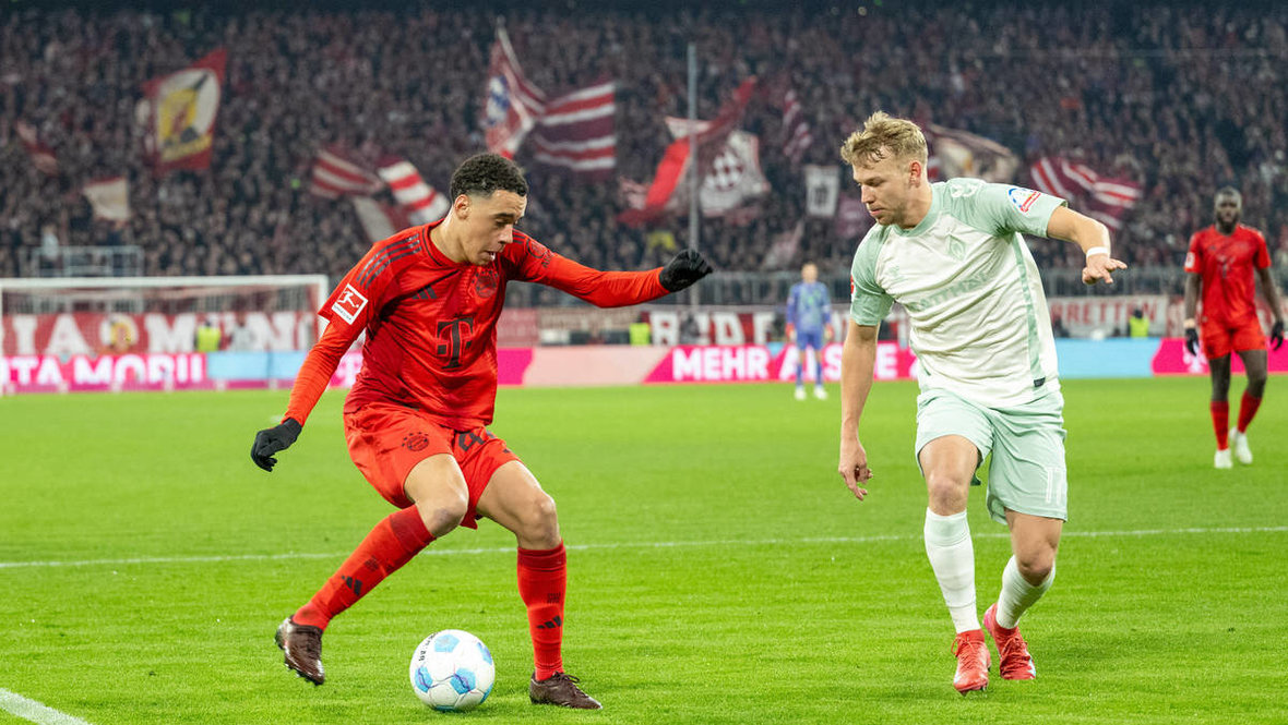 Джамал Мусиала и Марко Грюлль в матче «Бавария» — «Вердер».