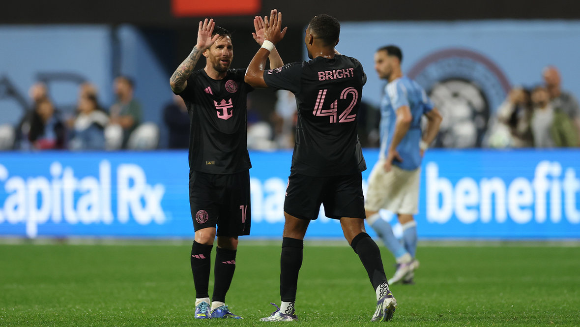 Лионель Месси и Янник Брайт.