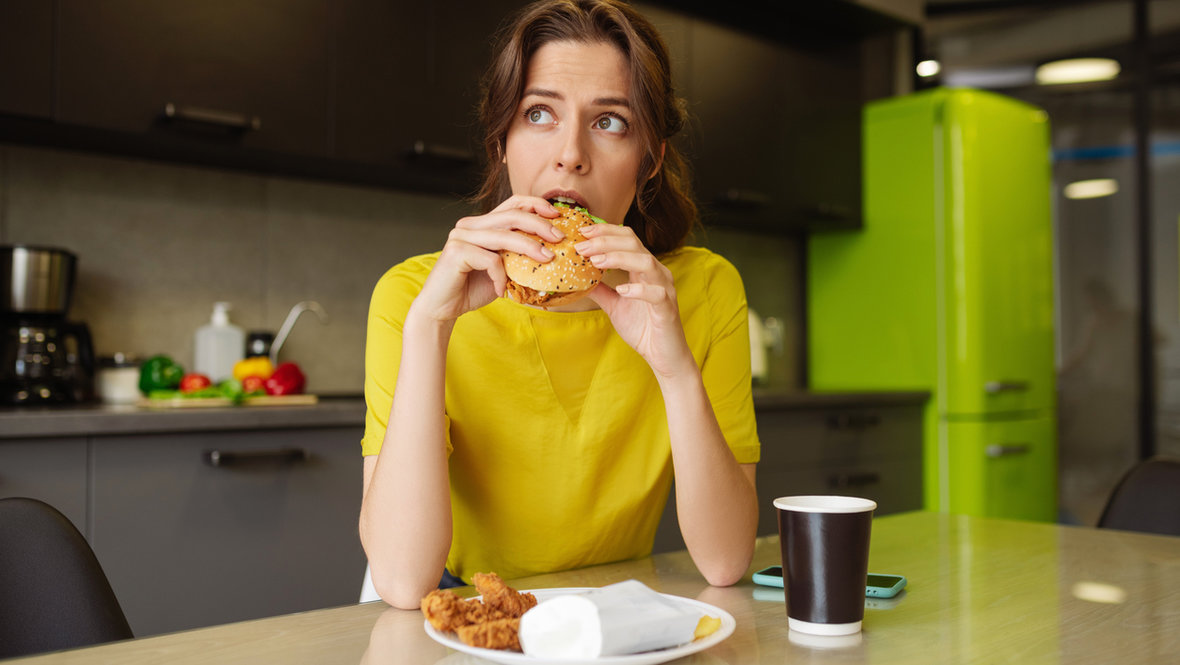 Девушка ест бургер