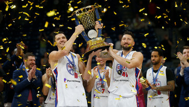 Баскетболисты ЦСКА Семен Антонов и Никита Курбанов с Суперкубком Единой лиги ВТБ.