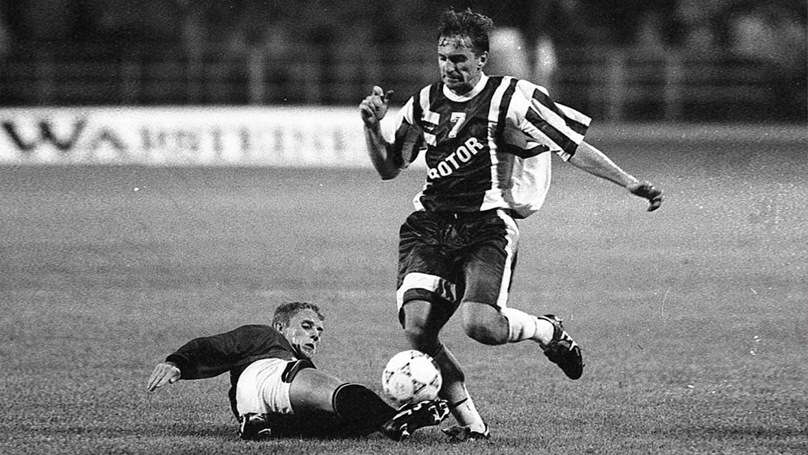 Игорь Корниец (№7) в матче «Ротор» — «Манчестер Юнайтед» (0:0) в Кубке УЕФА. 12 сентября 1995 года. Волгоград.