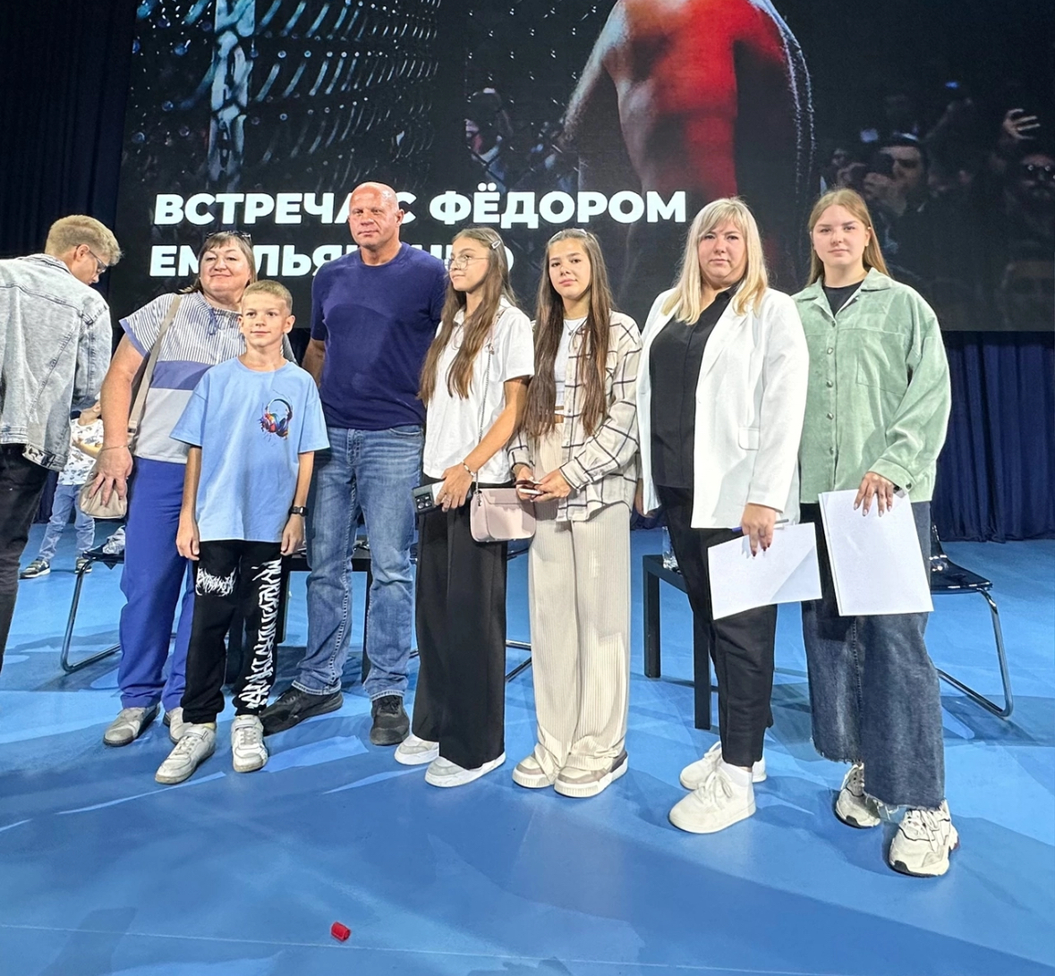 Федор Емельяненко и участники встречи в Центре молодежных инициатив.