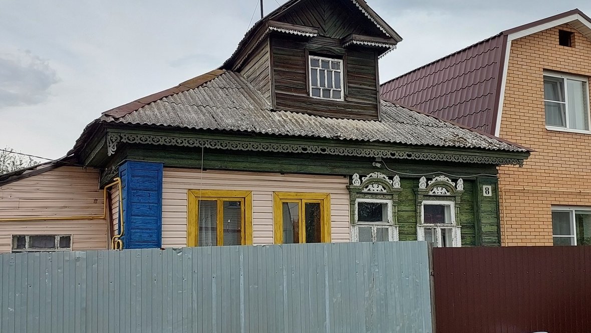 Сайдинг и профлист — бич поселковой России. Изуродованный деревянный дом с наличниками в Ярославской области.