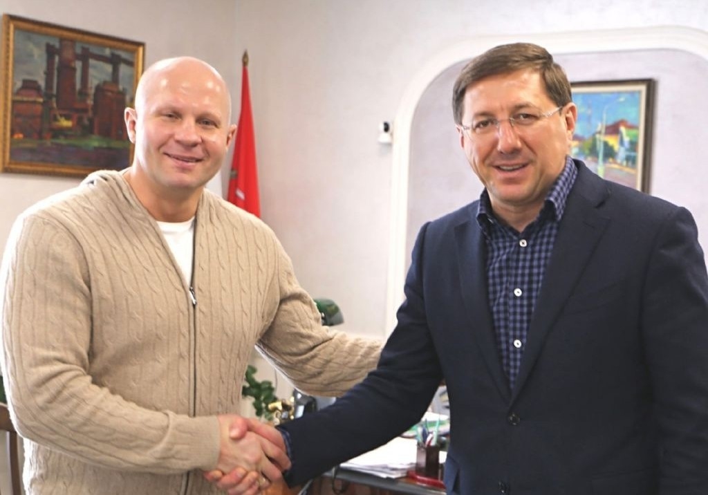 Федор Емельяненко с бывшей главой Старооскольского района Александром Сергиенко. В 2023-м Сергиенко приговорен к 12 годам строгого режима за взятку в особо крупном размере.