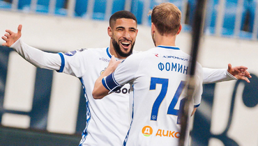 Футболисты «Динамо» Эль-Мехди Маухуб и Даниил Фомин празднуют гол в матче с «Крыльями Советов» (3:2).