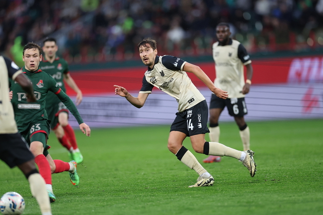 Далер Кузяев (в центре).