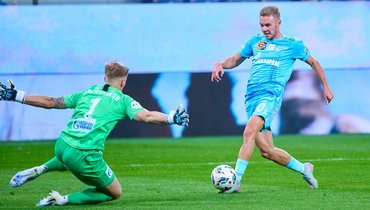 Нападающий «Зенита» Максим Глушенков забивает гол «Оренбургу» (5:2) в матче 10-го тура РПЛ 27 сентября 2025.