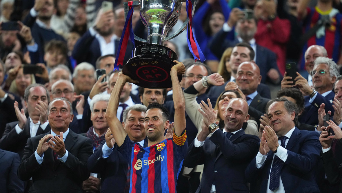 Серхио Бускетс празднует победу в чемпионате Испании сезона-2022/23.