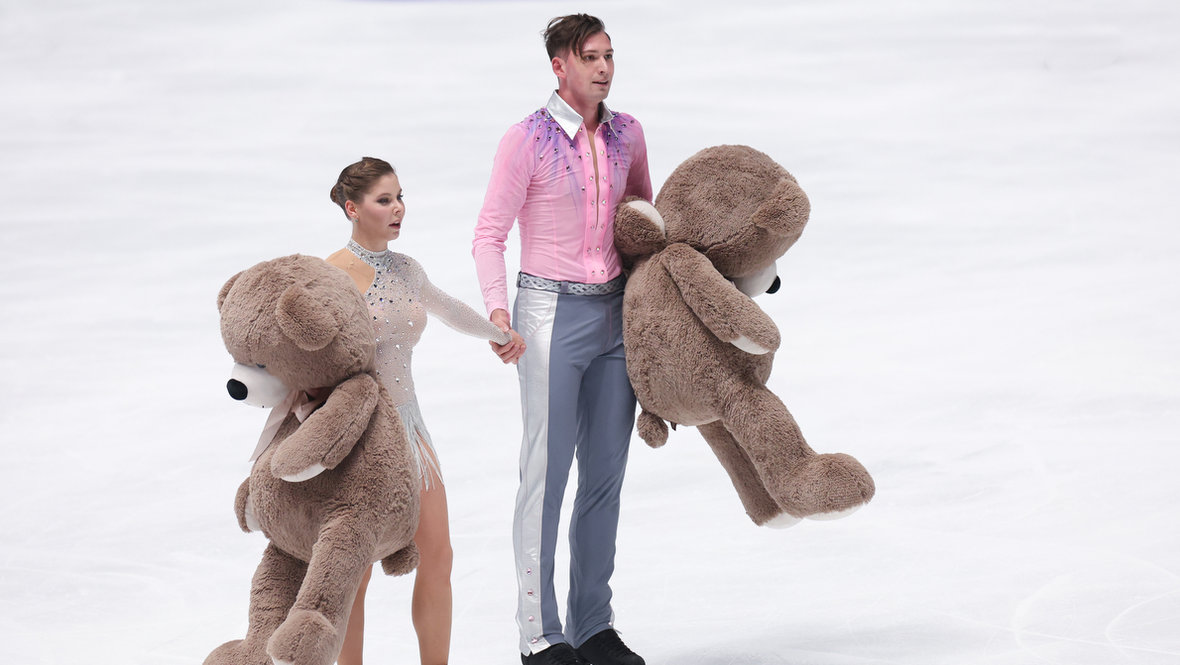 Огромные медведи на льду, улыбка Тутберидзе из-за кулис, строгий костюм Загитовой: звезды фигурки на контрольных прокатах