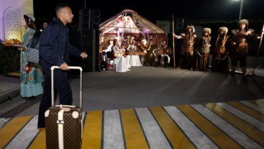 Килиан Мбаппе в аэропорту Алма-Аты.