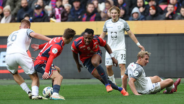 Мойзес (в центре) в матче ЦСКА — «Балтика» (1:0).