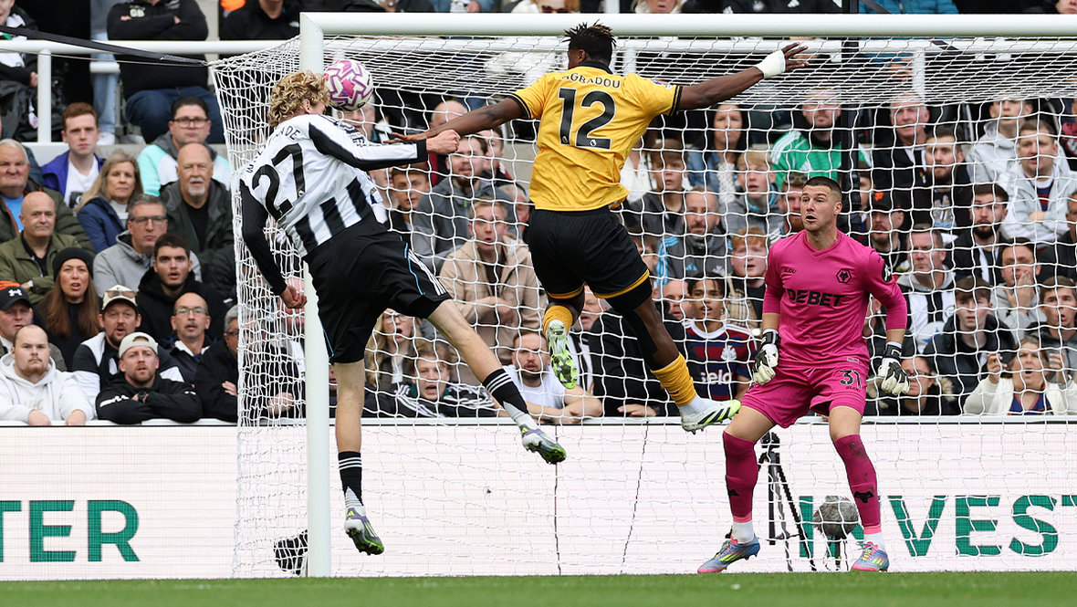 Ник Вольтемаде (слева) забивает гол в ворота «Вулверхэмптона».