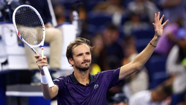 Медведев — в полуфинале Пекина! Без проблем одолел Зверева за два сета — тот даже сломал ракетку