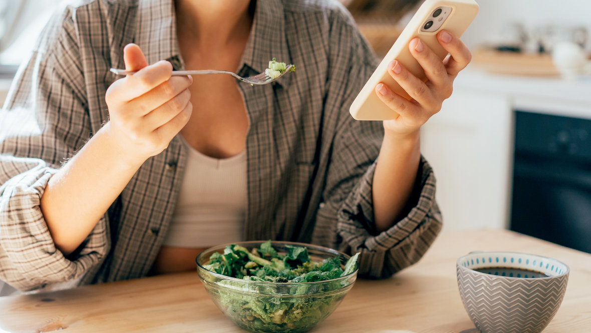 Девушка ест еду