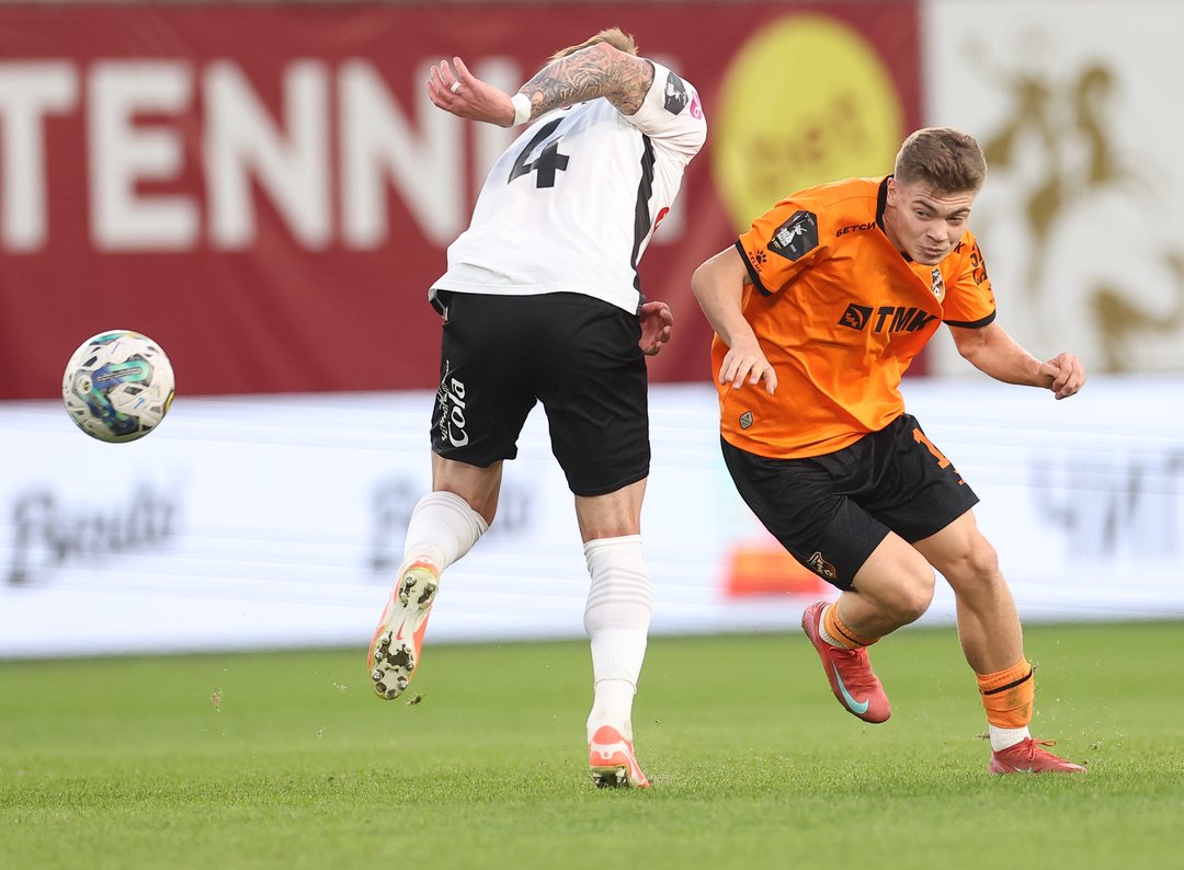 Илья Ишков (справа).