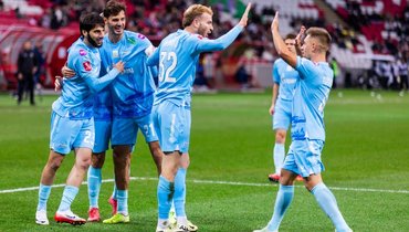 Футболисты «Зенита» празднуют гол Лусиано Гонду в ворота «Рубина».