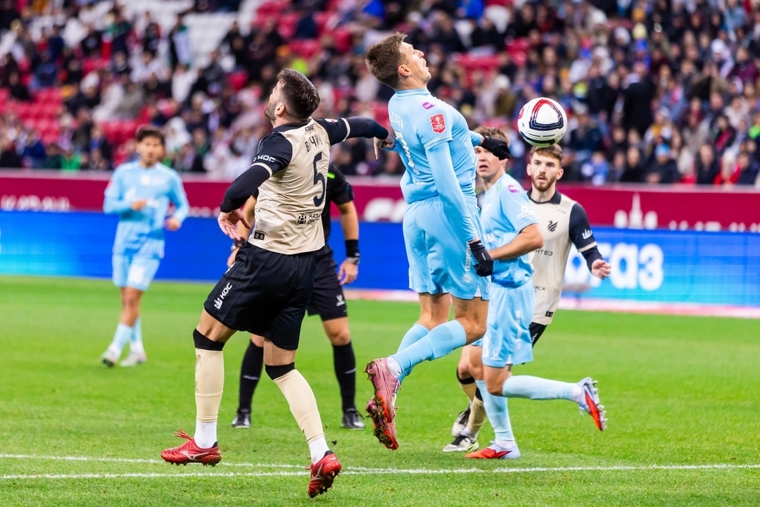 Нападающий «Зенита» Александр Соболев в атаке в матче против «Рубина».