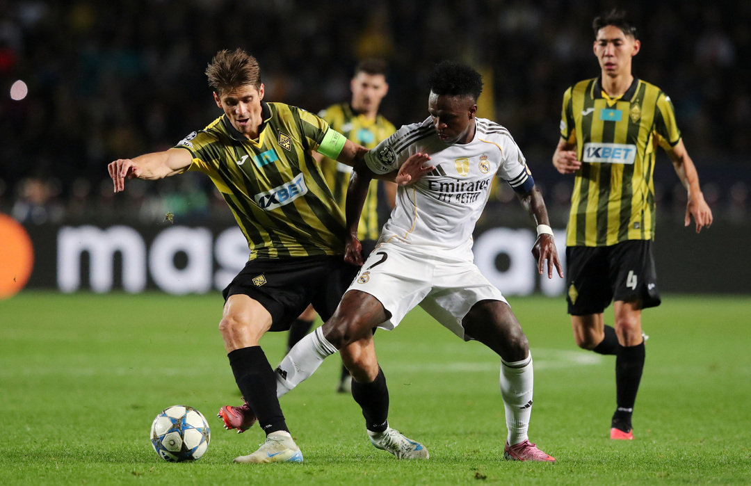 Защитник «Кайрата» Александр Мартынович (слева) против форварда «Реала» Винисиуса Жуниора.