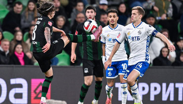 Полузащитник «Краснодара» Данила Козлов (слева) против хавбека «Динамо» Даниила Фомина.