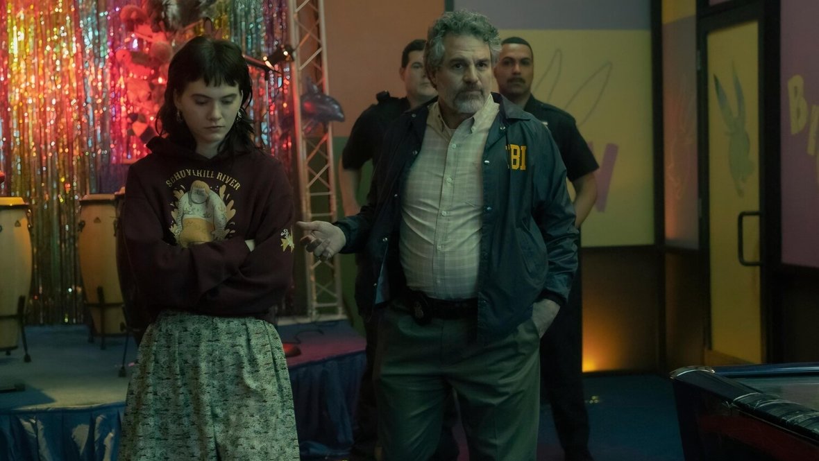 Кадр из сериала «Задание», реж. Джеремайя Зейгар, Салли Ричардсон-Уитфилд, HBO Max