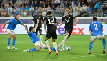 Нападающий «Баварии» Харри Кейн (с мячом) в матче против «Пафоса».