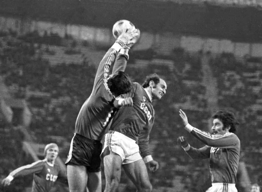 Реваз Челебадзе (в центре).