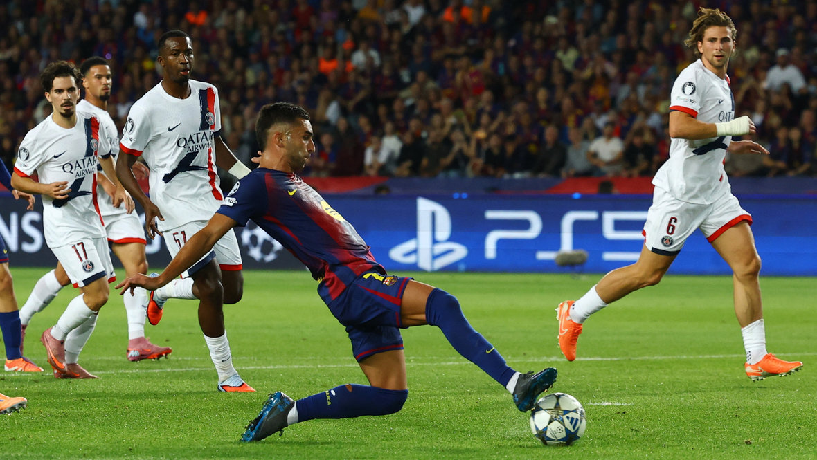 Нападающий «Барселоны» Ферран Торрес забивает гол в ворота «ПСЖ».