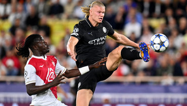 Нападающий «Манчестер Сити» Эрлин Холанн в матче против «Монако».
