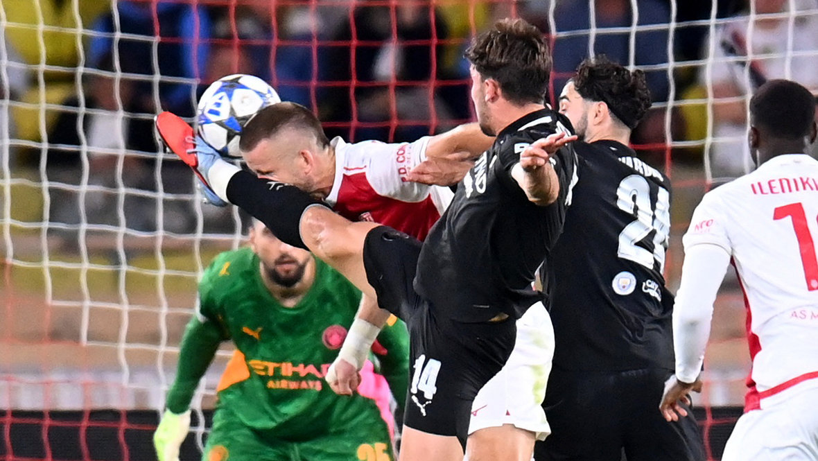 Эпизод с фолом полузащитника «Манчестер Сити» Нико Гонсалеса на хавбеке «Монако» Эрике Дайере.